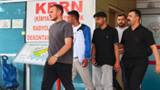 Tekme tokat dövdükleri gencin kolyesini alıp kaçtılar