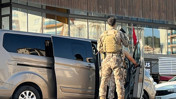 Aranan ş&uuml;pheli ka&ccedil;mak isterken merdivenden d&uuml;şerek yaralandı