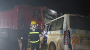 Minib&uuml;s ve kamyon &ccedil;arpıştı: 14 &ouml;l&uuml;