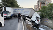 Esenler'de TIR bariyerleri aşıp dere yatağına d&uuml;şt&uuml;