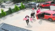 Otomobilin çarptığı köpek öldü, 10 yaşındaki çocuk bayıldı