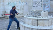 Aşırı sağcı vekil Şehitler Anıtı'nı balyozla yıktı