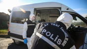 Eşinin kullandığı otomobilin altında kaldı