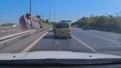 Eyüpsultan'da bir araç bariyerlere çarpıp devrildi