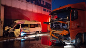 Servis minibüsü ile İSTAÇ kamyonu çarpıştı. 2 kişi yaralandı