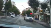 Akan trafiğe ters yönden girdi. Saniyeler içinde izini kaybettirdi