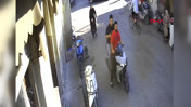 Sokak ortasında gasp... Motosikletle kaçırdı ama haberi yokmuş
