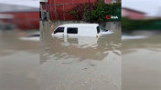 Sel suları otomobili &ouml;n&uuml;ne katıp b&ouml;yle s&uuml;r&uuml;kledi
