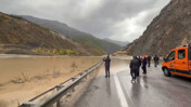 Erzincan-Erzurum karayolunda heyelan. Ulaşıma kapandı