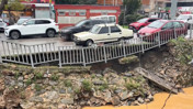 Beykoz'da k&ouml;pr&uuml; &ccedil;&ouml;kt&uuml;! Ara&ccedil;lar bariyere yaslandı, yol trafiğe kapatıldı
