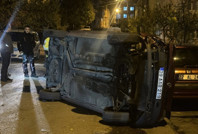 Park halindeki iki otomobile çarptı, aracını bırakıp kaçtı