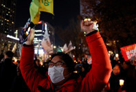 Güney Kore'de halk istifa için sokaklara döküldü