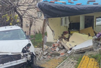 Otomobil eve girdi, 3 yaralı