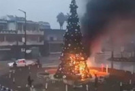 Suriye'de korkutan gerilim: Noel ağacı yakıldı