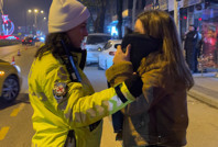 Polisi görmesi yetti, aracı ve kadını bırakıp kaçtı