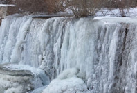 Hava eksi 15 dereceyi gördü, şelale dondu