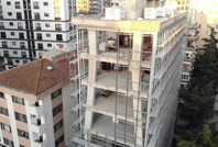 Sosyal medya bu binayı konuşuyor: 'Tutun kollarımdan düşerim şimdi'