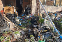 10 yıldır apartmanda çöp biriktiriyor: Komşular isyan etti