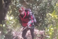 Kayalıktan düşen avcı can verdi