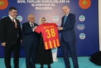 Cumhurbaşkanı Erdoğan'a Kayserispor forması hediye edildi