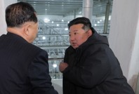 Fabrikaya girdi, talimatı verdi: Kim Jong Un'dan nükleer poz