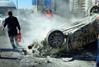 Araç refüje çarptı, demir parçaları iki araca isabet etti