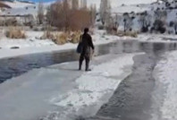 Görenler bakakaldı: Buz kütlesini sal yapıp Çoruh Nehri'nde gezintiye çıktı