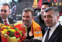 Galatasaray Bolu’ya geldi: Okan Buruk ve futbolculara çiçekli karşılama