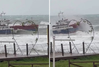 Kuru yük gemisi dev dalgalarda sürüklendi