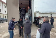 Kauçuk yüklü TIR'dan 24 göçmen çıktı