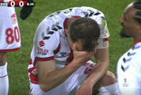 Sivasspor-Beşiktaş maçında şok: Deneyimli futbolcu hastaneye kaldırıldı