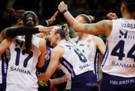 Fenerbahçe, derbide VakıfBank'ı devirdi: Liderliği aldı