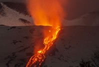 Etna Yanardağı'nda lav akışı sürüyor