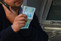 Sosyal medya dolandırıcılarından bankadaki vatandaş kurtardı