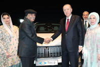 Erdoğan'dan Pakistan Cumhurbaşkanı'na hediye Togg