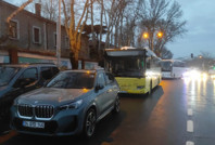 İETT otobüsü park halindeki araca çarptı: 2 yolcu yaralandı