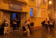 Çıkarıldığı oteli bastı, işletmeci ateş açtı: 3 yaralı