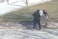 Köpeğin ayaklarını bağlayıp çöpe attı