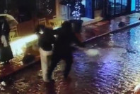 Fotoğraf çeken turistin telefonunu çaldı