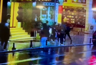 Fatih'te beş kişi bir adamı kovalayıp sopalarla dövdü, sonra da bıçakladı