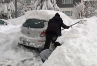 Araçlar kar altında kayboldu