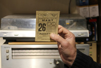 Tarihe yolculuk! Eski takvim yapraklarını arşivleyip satıyor