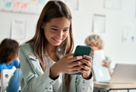 Bir ülke daha okullarda akıllı telefonu yasaklıyor