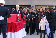 Şapkasını taktığı şehit babasını selam vererek uğurladı