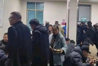 Dünyada bunlar da oluyor: Menüyü görenler cenazeye akın etti