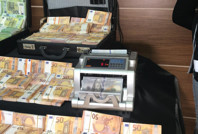 Milyonlarca sahte dolar ve avro basmışlar: Makineden sorunsuz geçiyor