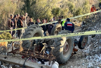 Devrilen traktörün altında can verdi