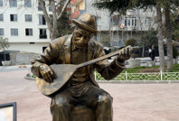 Aşık Veysel heykelinin sazını kırdılar