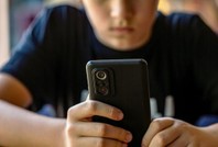 Araştırma: Aşırı telefon kullanımı çocuklarda manik belirtilere neden oluyor