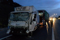 Kamyon TIR'a, başka bir TIR kamyona çarptı: 2 yaralı